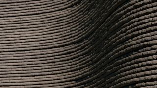 Beim 3D-Druck für den Hausbau werden die Wände Schicht für Schicht mit Zementmischungen hochgezogen, in dem der Druckkopf zum Beispiel von einem Roboterarm geführt wird. (Bild: dottedyeti - stock.adobe.com)