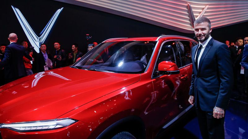 Auf dem Pariser Auto Salon 2018 fing alles an: Mit prominenter Unterstützung von Ex-Fußball-Star David Beckham trat Vietnams erster Autobauer ins Rampenlicht der Automobilbranche. (Bild: Vinfast)