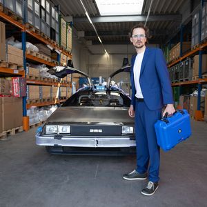 Während die Rohstoffpreise für Neuplastik immer stärker schwanken und herannahende Gesetze den Druck erhöhen, landet HolyPoly mit seiner Zeitmaschine auf der K 2025 – und bringt das Material von morgen mit: PCR-Rezyklate aus bislang ungenutzten Abfallquellen.(Bild:  Holy Poly)