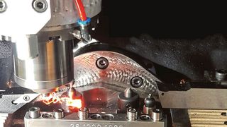 Tournage dur (60HRC) sur le microtour compact à broche verticale 25'000 t/min. La circularité du siège a été mesurée : 0,14 microns à une vitesse de 20'000 t/min ! (Kummer Frères SA)