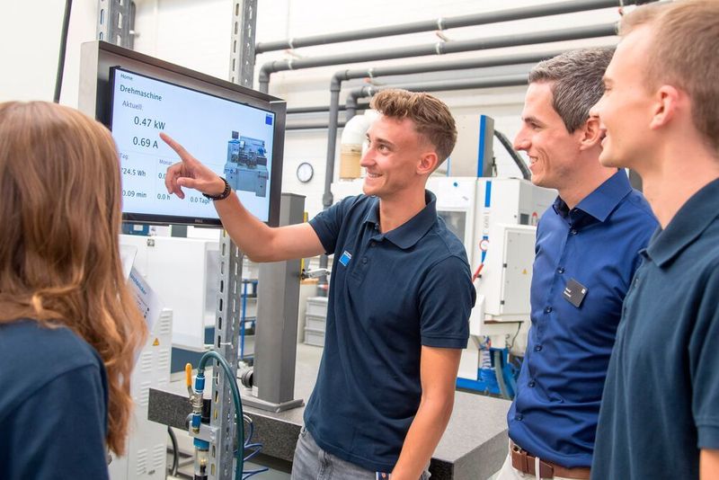 Um dem digitalen Wandel gerecht zu werden, qualifiziert Trumpf seinen Nachwuchs erstmals durch einen „Ausbilder Industrie 4.0“. (Trumpf Group)