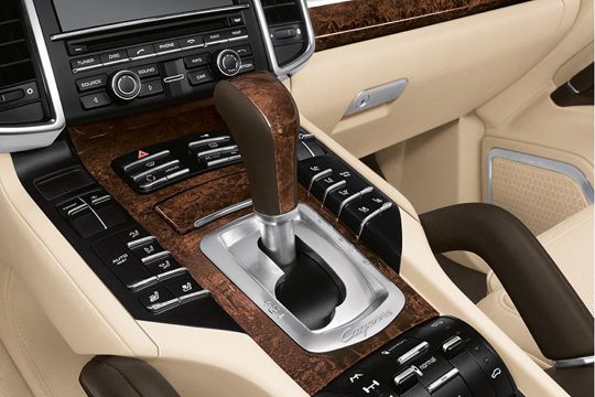 Die typisch, jedoch neu gestalteten Haltegriffe an der Mittelkonsole befinden sich jetzt auch an den vier Türen wieder.  (Archiv: Vogel Business Media)