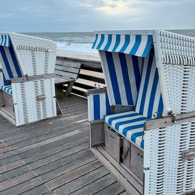 Ob die Temperaturen für die Teilnehmer der Herbstakademie der Junioren auf Sylt einen Plausch im Strandkorb zulassen, ist fraglich. Doch die Gelegenheit für gemeinsame und inspirierende Strandspaziergänge gibt es fast immer. (Bild: Wolfgang Michel – VCG)