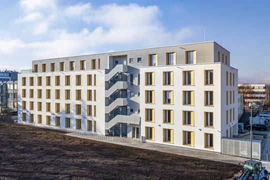 (Nachhaltiger Büroneubau: Eine wärmetechnisch optimierte Gebäudehülle und eine durchdachte Innenraumkonzeption ersetzen in München-Gräfelfing die herkömmliche Heiz- und Klimatechnik. (Foto: Architekturbüro Schwarz))