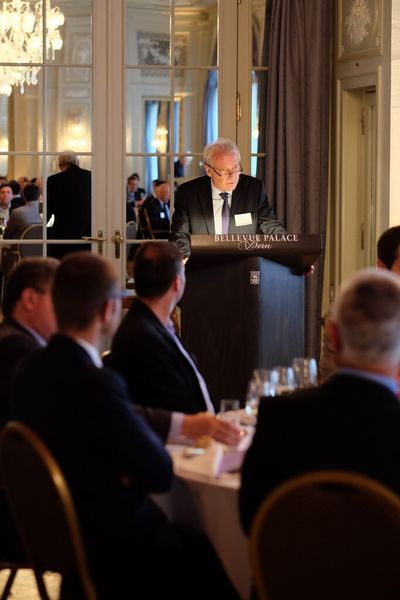 Aus der Begrüßungsansprache des Gastgebers Rubino Mordasini, Präsident des Medical Clusters: „Die Medtech-Unternehmen müssen sich seit rund zehn Jahren auf ein ständig änderndes Marktumfeld einstellen – angefangen beim immer stärkeren Schweizer Franken über den Preisdruck bis zu den wachsenden Regulierungen.“ (Sherwin Asadi)