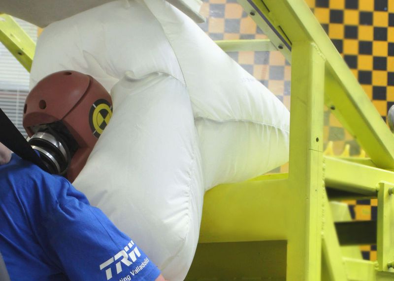 Aufgrund des einzigartigen Lenkraddesigns und des begrenzten Platzangebots im Armaturenbrett platziert ZF TRW beim Rinnspeed-Konzeptfahrzeug die Front-Airbags im Fahrzeugdach. Wird der Dach-Airbag ausgelöst, entfaltet er sich vor dem Insassen entlang der Windschutzscheibe und hilft so dabei, Fahrer und Beifahrer zu schützen. (Bild: ZF TRW und Rinspeed)