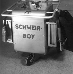 2  Schweiß-Boy: Erste vollkommen digital geregelte MIG/MAG-Schweißstromquelle erlaubte das Schweißen mit reproduzierbarer Qualität. Bilder: Fronius (Archiv: Vogel Business Media)