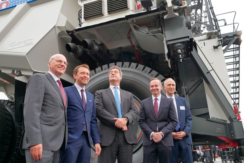 Von links: Messe München CEOs Reinhard Pfeiffer und Stefan Rummel, der bayerische Ministerpräsident Markus Söder, Bundesverkehrsminister Volker Wissing sowie Jan Liebherr, Mitglied des Verwaltungsrats der Liebherr-International AG. Im Hintergrund der 305 Tonnen schwere Muldenkipper T 274. (Bild: Sandro Kipar/VCG)