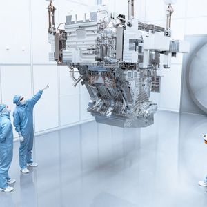 The ZEISS illumination system for the High-NA-EUV lithography weighs around six tons and consists of more than 25,000 individual parts.(Source:  Photo: Courtesy of ZEISS)