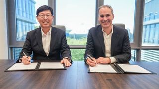 Young Liu, Vorsitzender und CEO der Hon Hai Technology Group (Foxconn) und Cedrik Neike, CEO von Digital Industries und Mitglied des Vorstands der Siemens AG unterschreiben Absichtserklärung. (Bild: )
