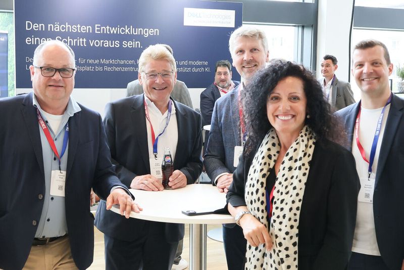 Netter Austausch in der Kaffeepause: (v. l.) Joachim Rapp, Eugen Schmitt, Michael Lischewski (alle Dell), Silvia Niederfahrenhorst und Andreas Herrmann (beide Nutanix) (Bild: TIM AG)