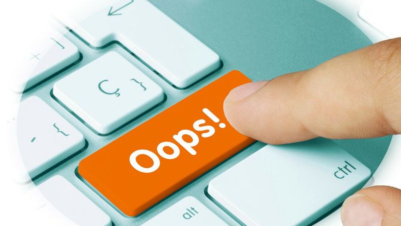 Wer bei der Fahrzeugbeschreibung in der Annonce eine Ausstattung angibt, kann das im Vertrag korrigieren. Aber nur, wenn er auf den Fehler in der Annonce Bezug nimmt.(Bild:  © momius - adobe.stock.com)