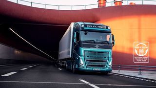 Volvo Trucks kam schon öfter in den Genuss, dass ein Lkw aus diesem Haus den Titel Truck of the Year tragen durfte. Nun hat es der Nutzfahrzeughersteller zum ersten Mal mit einem elektrisch betriebenen Lkw geschafft, denn der Sieger 2024 heißt Volvo FH Electric. (Bild: Volvo Trucks)