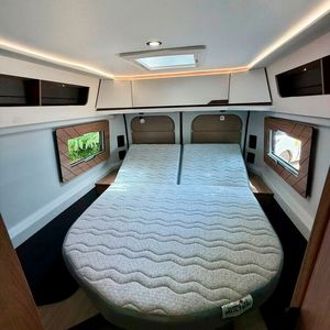 Die Camper-Van-Ausbauten Rapido V64 und Dreamer D64 verwirklichen in einem 6,36-Meter-Fiat-Ducato erstmals ein echtes Queensbett.(Bild:  Rapido)
