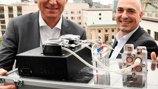 vlnr: Peter Schmidt, Geschäftsführer der EWE Gasspeicher GmbH, Ulrich Schubert vom Center for Energy and Environmental Chemistry Jena (CEEC Jena) der Universität Jena und Ralf Riekenberg, Leiter des brine4power-Projektes, mit einem Funktionsmodell der weltweit größten Batterie. Im brine4power-Projekt soll das Prinzip der RedoxFlow-Batterie in unterirdischen Salzkavernen umgesetzt werden.  (Bild: Maurizio Gambarini/dpa)