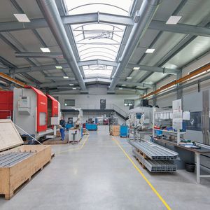 Blick in die Fertigungshalle des Dienstleisters.