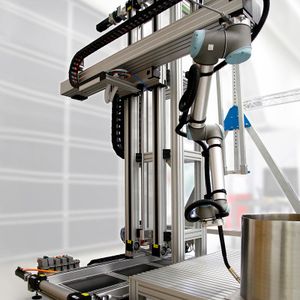 Im Laufe der Jahrzehnte hat sich RK Rose+Krieger vom Komponentenlieferanten zum Spezialisten für Systemlösungen entwickelt – im Sortiment findet sich unter anderem ein Schweißroboter.(Bild:  RK Rose+Krieger GmbH)