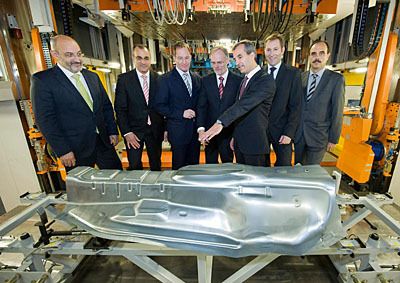 Von links: Norbert Rank (Audi-Betriebsrat), Peter Hochholdinger (Audi), Joachim Scholz (OB Neckarsulm), Frank Dreves, Albrecht Reimold ,Peter Stechel und Jürgen Heinzelmann (alle Audi). (Archiv: Vogel Business Media)