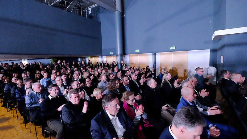 Die 16. Erfurter Automobilmesse wurde mit vielen geladenen Gästen feierlich eröffnet. (Bild: VCG - Zietz)