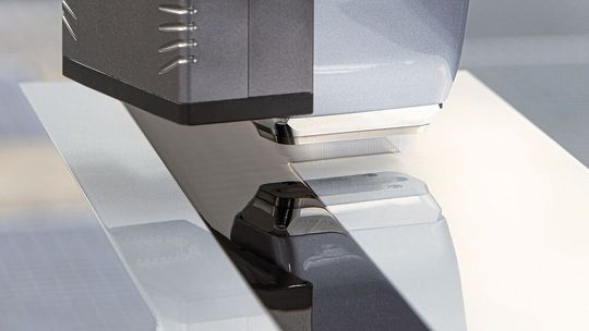 Das für die Kontrastlackierung genutzte Material entspricht einem leicht modifizierten Wasserbasislack und stammt vom gleichen Hersteller wie der Untergrund-Basislack.(Bild:  Dürr)