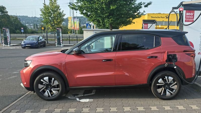 Unter anderem müssen aktuell junge Fronteras bei den Stellantis-Servicepartnern vorgefahren werden.  (Bild:  Sven Prawitz/VCG)