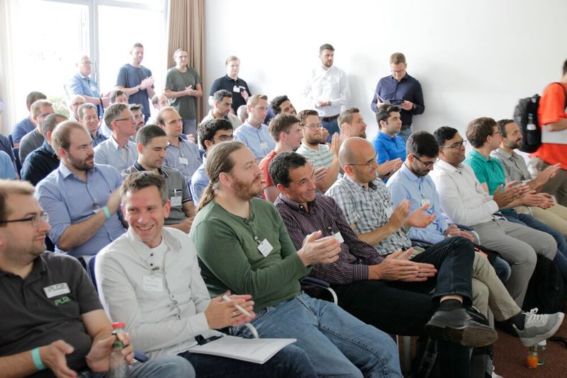 Die diesjährige FPGA Conference Europe hat etliche Rekorde gebrochen: die meisten Aussteller (34), die meisten Teilnehmer (400), davon über 130 aus dem Ausland, die weiteste Anreise (Singapur) und einiges mehr. Im Fokus standen nach wie vor spannende und hilfreiche Vorträge (über 100) von rund 70 Top-Referenten – und ausgiebige Möglichkeiten zum Networking. Damit hat sich Europas größte FPGA Fachkonferenz zur Top-Veranstaltung für programmierbare Logik und Adaptive Computing gemausert. (Bild: VCG)