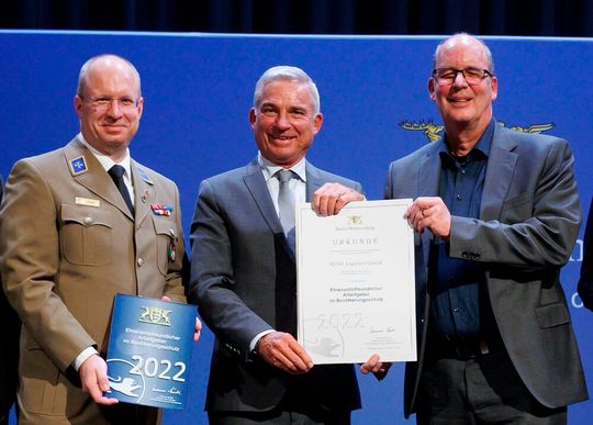 Baden-Württembergs Innenminister Thomas Strobl (Mitte) präsentiert die Auszeichnung mit Hans-Jürgen Heitzer (r.). Links Guido Schanz, der für einen UN-Einsatz im Rahmen der Ukraine-Krise kürzlich für drei Wochen freigestellt wurde.(Bild:  Kardex Mlog)