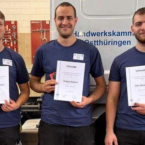 Die drei besten Kfz-Mechatroniker aus Thüringen (v.l.): Philipp Hallmann, Philipp Dietrich und Felix Neuendorf.(Bild:  Verband des Kfz-Gewerbes Thüringen)