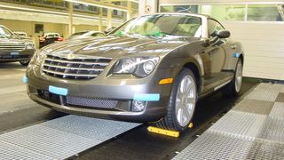 Fahrzeug auf Modulbändern: Die darunter liegenden Gleitunterlagen besitzen gute Gleiteigenschaften und sind verschleißfest sowie elektrisch leitfähig.  Bilder: Murtfeldt (Archiv: Vogel Business Media)