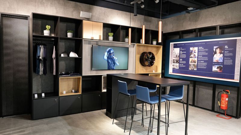 Auf die Kunden warten verschiedene Informationsmöglichkeiten ebenso wie diverses Zubehör im Cupra-Style. (Bild: Hahn Automobile)