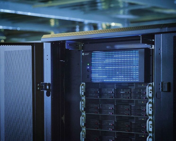Die Qant-NPU lässt sich nahtlos in HPC-Umgebungen integrieren und verspricht eine höhere Energieeffizienz und signifikante Verbesserungen der Rechengeschwindigkeit gegenüber der herkömmlichen CMOS-Technologie. (Bild: Qant)