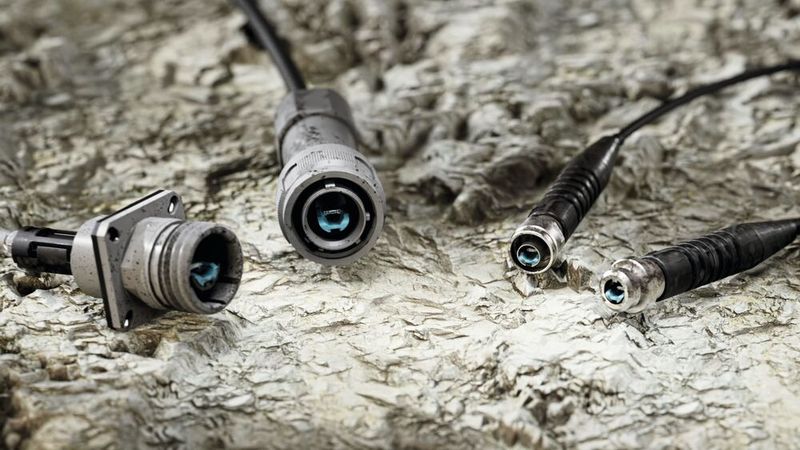 Glasfasertechnik  für harsche  Umgebungen:  Dank ausgeklügelter Methoden zur Strahlaufweitung und -fokussierung können Lichtwellenleiter auch unter rauen Umgebungsbedingungen eingesetzt werden.(Bild:  Rosenberger)
