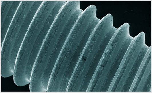 Bild 4: Eine Cleancon-Schraube unter dem Rasterelektronenmikroskop belegt die hohe Sauberkeit. (Bild: Arnold Umformtechnik)