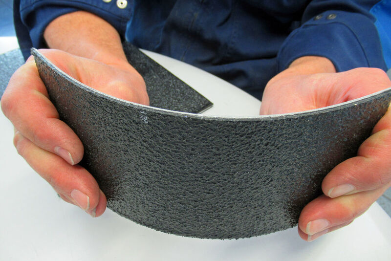 Die Epoxidharz-Beschichtung hält auch auf flexiblen Materialien wie Kunststoffen. (Klaus Vollrath)