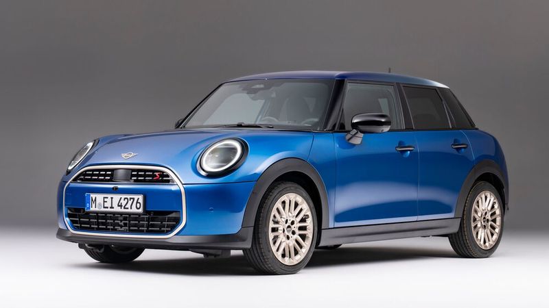 Der Mini 5-Türer bietet künftig ein dem Look des neuen 3-Türers angepasstes Design.(Bild:  Bernhard Filser)