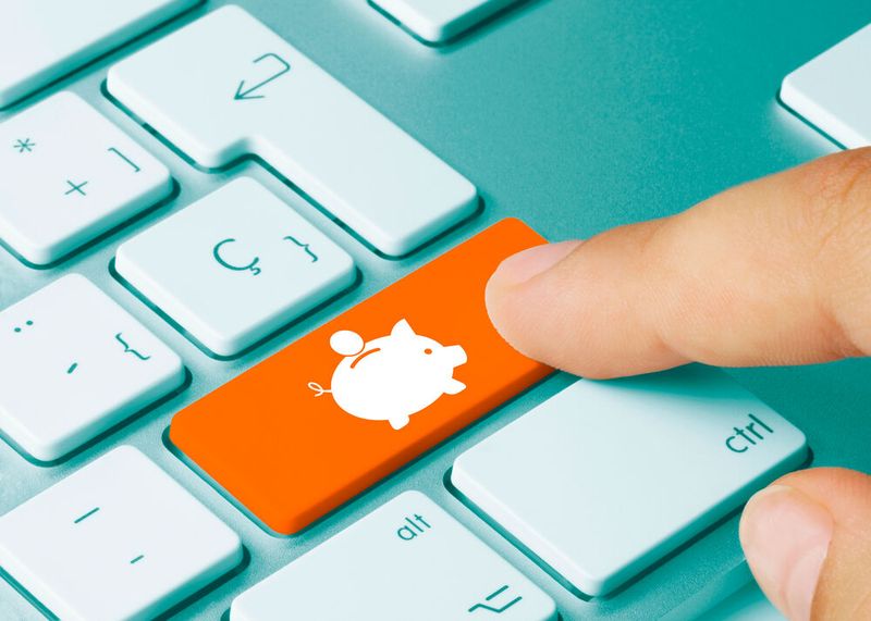 Nicht nur das eigene Geburtsdatum, Name und Adresse oder persönliche Interessen sind im Internet einiges Wert. Vor allem auf Gesundheitsdaten haben es die Cyberkriminellen abgesehen. Aber auch das Café die Straße runter nutzt Daten betriebswirtschaftlich, wenn man sie zur Anmeldung an einem Hotspot eingibt. Deshalb ist es wichtig, die Grenzen der eigenen Privatsphäre zu definieren und diese auch einzuhalten. (Bild: momius - stock.adobe.com)