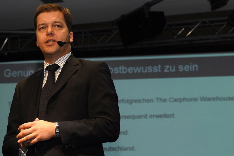 Ralf-Peter Simon, Vorsitzender der Geschäftsführung von The Phone House, erläutert den Besuchern die Strategie des Unternehmens. (Archiv: Vogel Business Media)