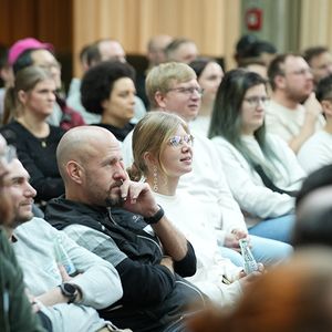 Der persönliche Austausch ist Teil des Konzepts: Zwischen Vorträgen und Diskussionen gibt es ausreichend Gelegenheit für Gespräche mit anderen Teilnehmenden und Experten.(Bild:  kernpunkt Digital GmbH)