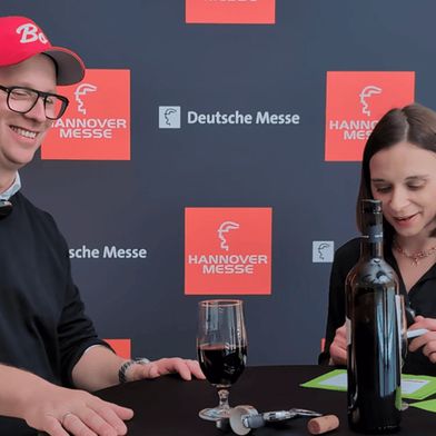 Helge Bo Flöge und Melanie Ehrhardt bei der Aufzeichnung der dritten Ausgabe von WINe O’Clock – Die Business After Hour. (Bild: ba/me)