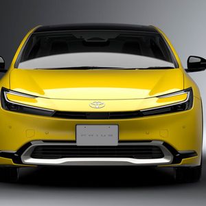 Die Front prägt ein neues Hammerhai-Design. Vor allem die Scheinwerfer sind ein Hingucker.(Bild:  Toyota)