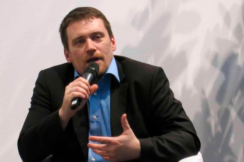 „Um beim Thema Cyber Security möglichst schnell ein entsprechendes Informationssicherheits-Management einzuführen, ist es wichtig, Maßnahmen zu identifizieren, die bestehende Bedrohungspotenziale mit einem überschaubarem Aufwand in den Griff bekommen“, Holger Junker, Bundesamt für Sicherheit in der Informationstechnik (BSI). (Bild: VBM/VDMA)