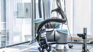Gemeinsam testeten Wago und das Fraunhofer IPA in einem Forschungsprojekt, inwieweit sich Standard-Roboterhardware auch für das Aufrasten von Reihenklemmen eignet.  (Bild: Fraunhofer IPA/Foto: Rainer Bez.)
