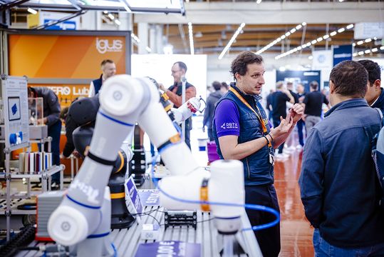 Auch die Robotik durfte im Jubiläumsjahr der Fachmesse für Maschinenbau nicht fehlen.(Bild:  Easyfairs GmbH)