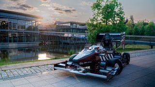 Das Team der OTH Regensburg schickt mit dem RP23E einen vollelektrischer, selbstfahrenden Rennwagen auf die Rennstrecke.  (Bild: Joshua Härtl)