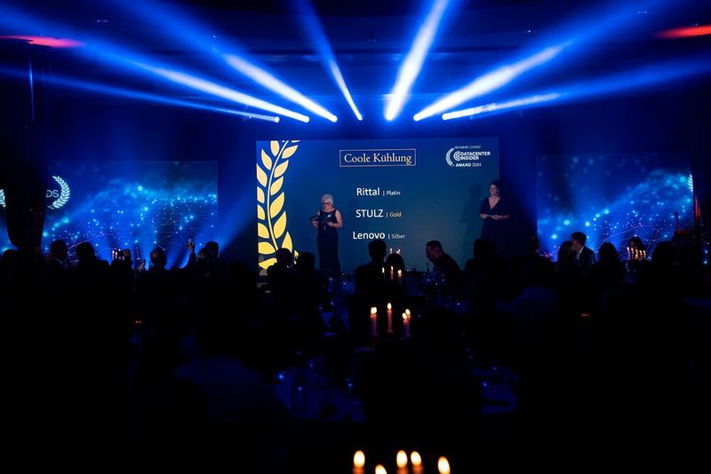 Elektrische Energie wird im Rechner fast zu 100 Prozent in Wärme umgewandelt. Ohne Kühlung schmelzen die Computer quasi dahin. Sie brauchen also Abkühlung. Und im Datacenter Cooling tut sich einiges, etwa Direct-Chip-Cooling und Immersionskühlung. Gewonnen haben in der Kategorie „Coole Kühlung“ Silber: Lenovo, Stulz erhält Gold, und Rittal trägt nun Platin.  (Bild: Manuel Emme Fotografie )