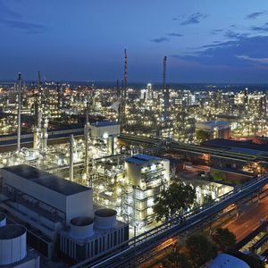 BASF richtet die Unternehmensorganisation neu aus und will damit millionenschwere Einsparungen erzielen.