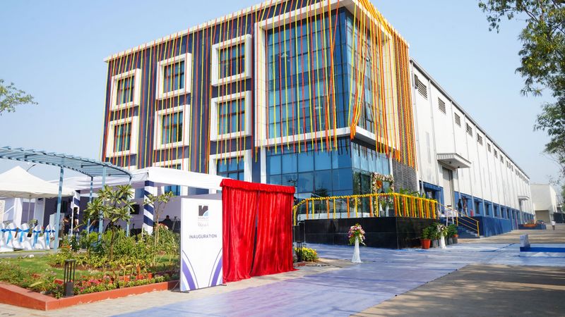 Das festlich geschmückte Renolit-Werk in Pune anlässlich der offiziellen Eröffnung am 14. Oktober 2026(Bild:  Renolit)