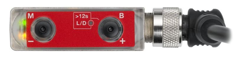Den Kontrasttaster gibt es auch in einer Variante mit Teachköpfen für den Abgleich auf Hintergrund und Marke. (Leuze)