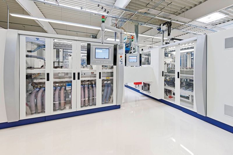 Die digitale Transformation lässt die Menge verfügbarer Funktionen und Daten explodieren. Die Herausforderung bei der Gestaltung von Mensch-Maschine-Interaktionen (MMI) und sogenannten Human-­Machine-­Interfaces (HMI) besteht darin, die verfügbaren Optionen auf ein Minimum zu reduzieren. (Eaton)