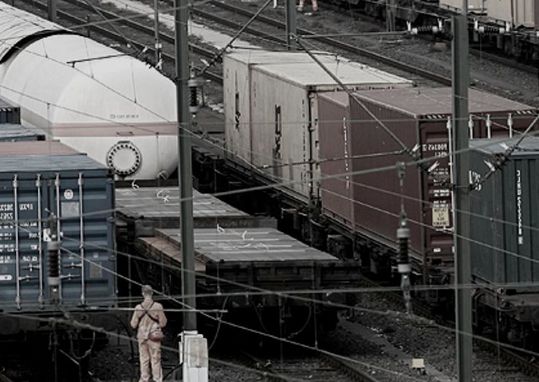 Grün war die Hoffnung! Ein Antrag der Ampelkoalition zur Schaffung eines nachhaltigeren Güter- und Transportverkehrs, zu dem auch die stärkere Verlagerung von Transporten auf die Schiene gehört, wurde von den Grünen abgeblockt. Experten wundern sich nur noch ...(Bild:  dpa)